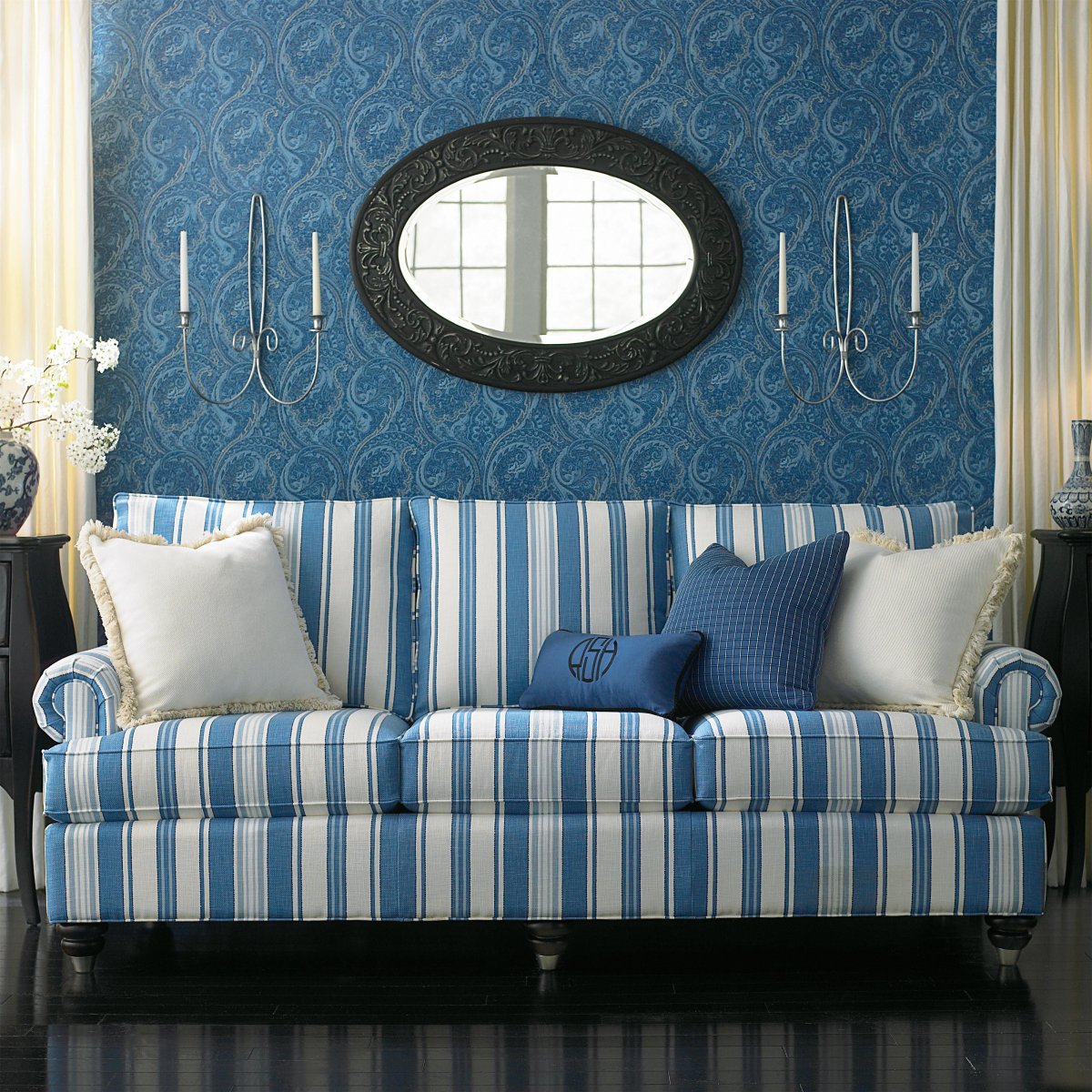 Диван в полоску в интерьере