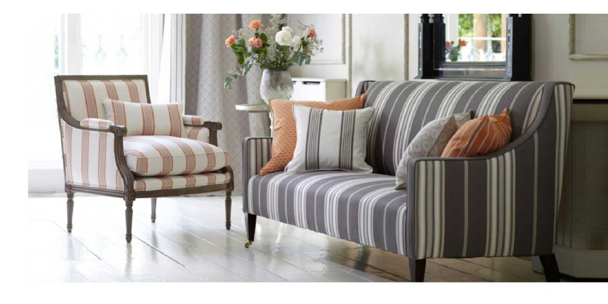 Диван с полосатой спинкой