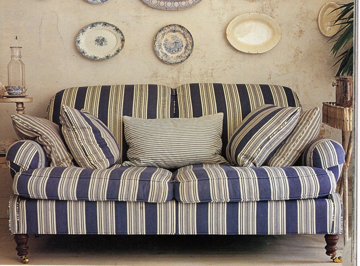Диван с полосатой обивкой