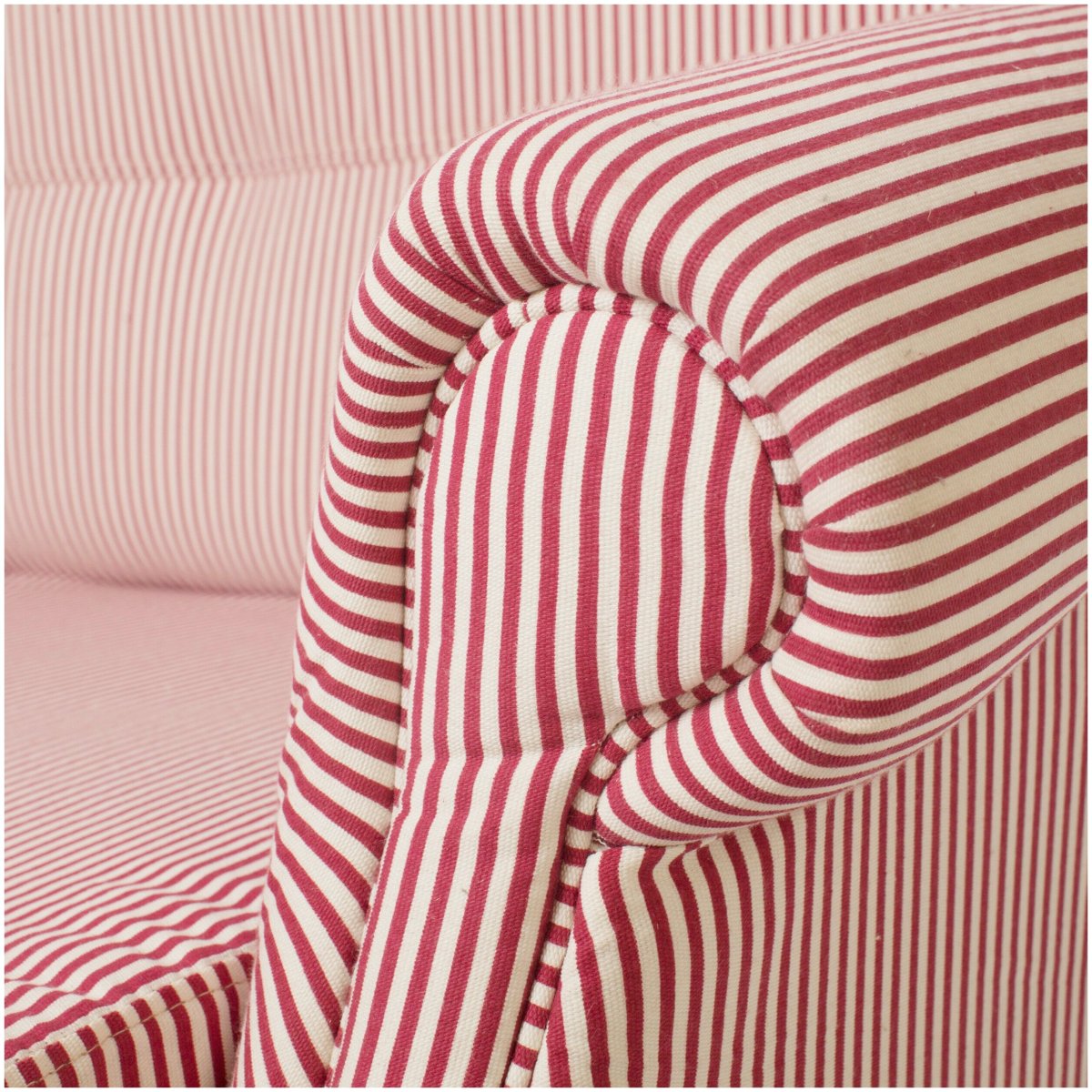 Черно белый диван полосатый