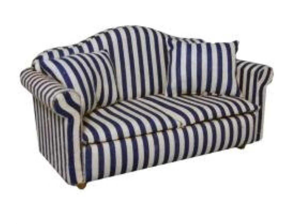 Диван с полосатой обивкой