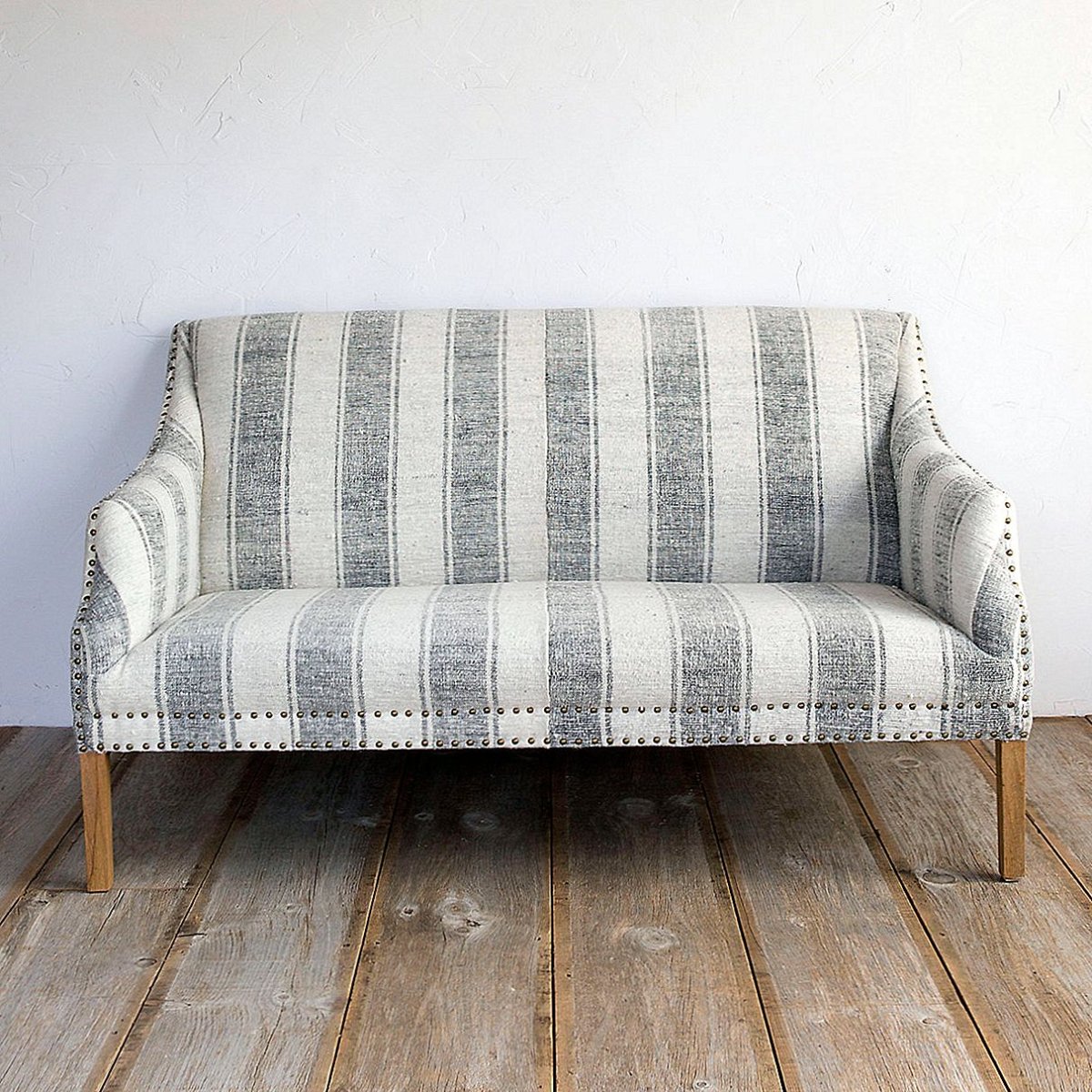 Оранжевый диван с полосатыми подушками на липучках