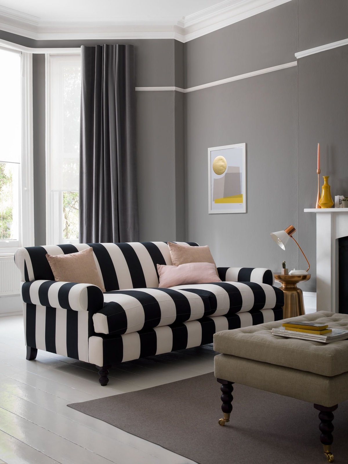 Полосатый диван в интерьере гостиной