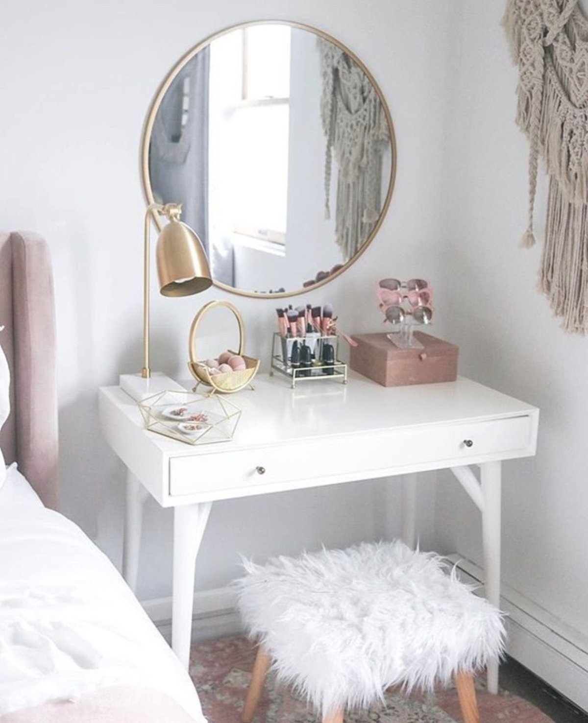 Туалетный столик у кровати