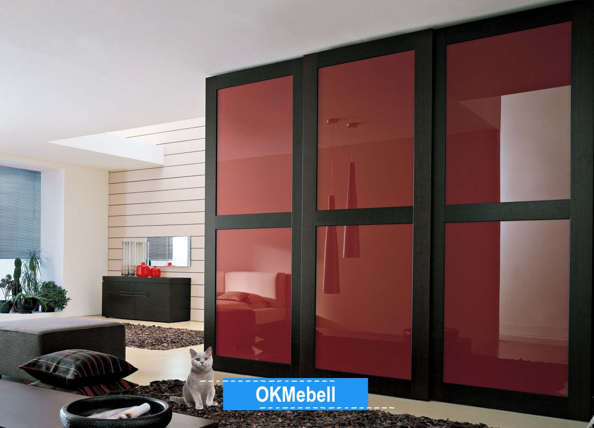 Стеклянный шкаф в спальне