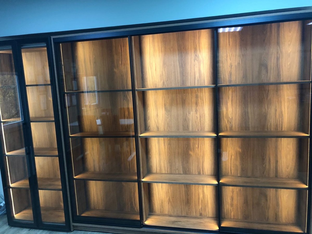 Встроенные книжные шкафы со стеклянными дверями в нишу