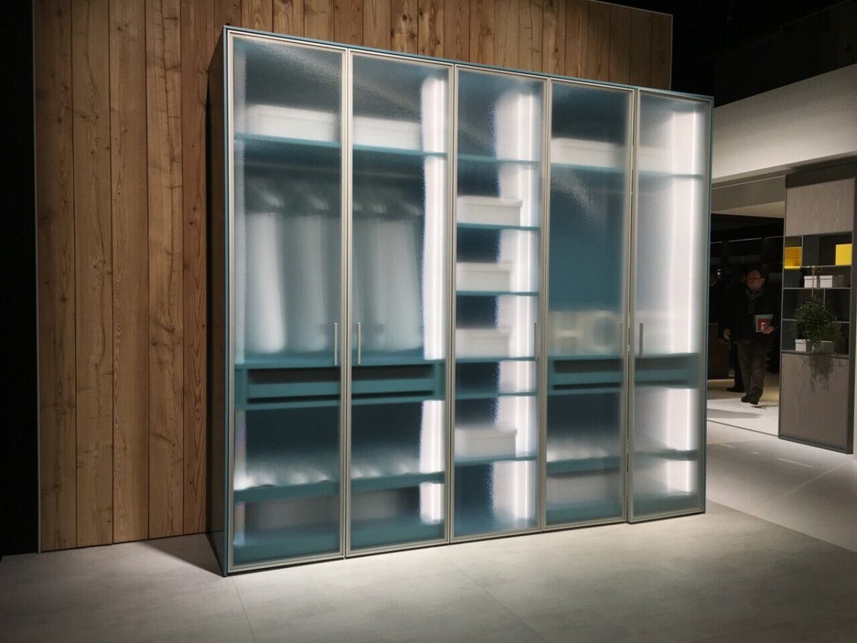 Шкаф купе со стеклянными дверями