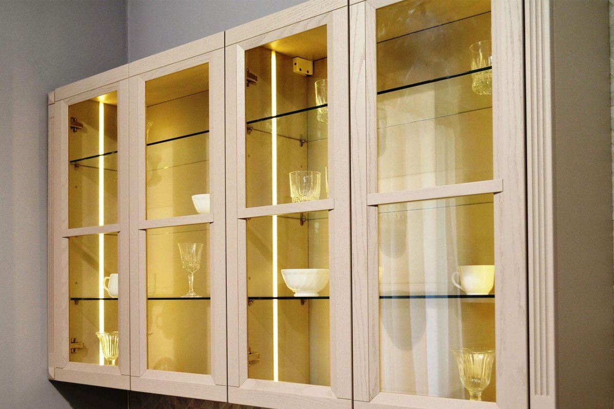 Кухонные шкафчики с витражами