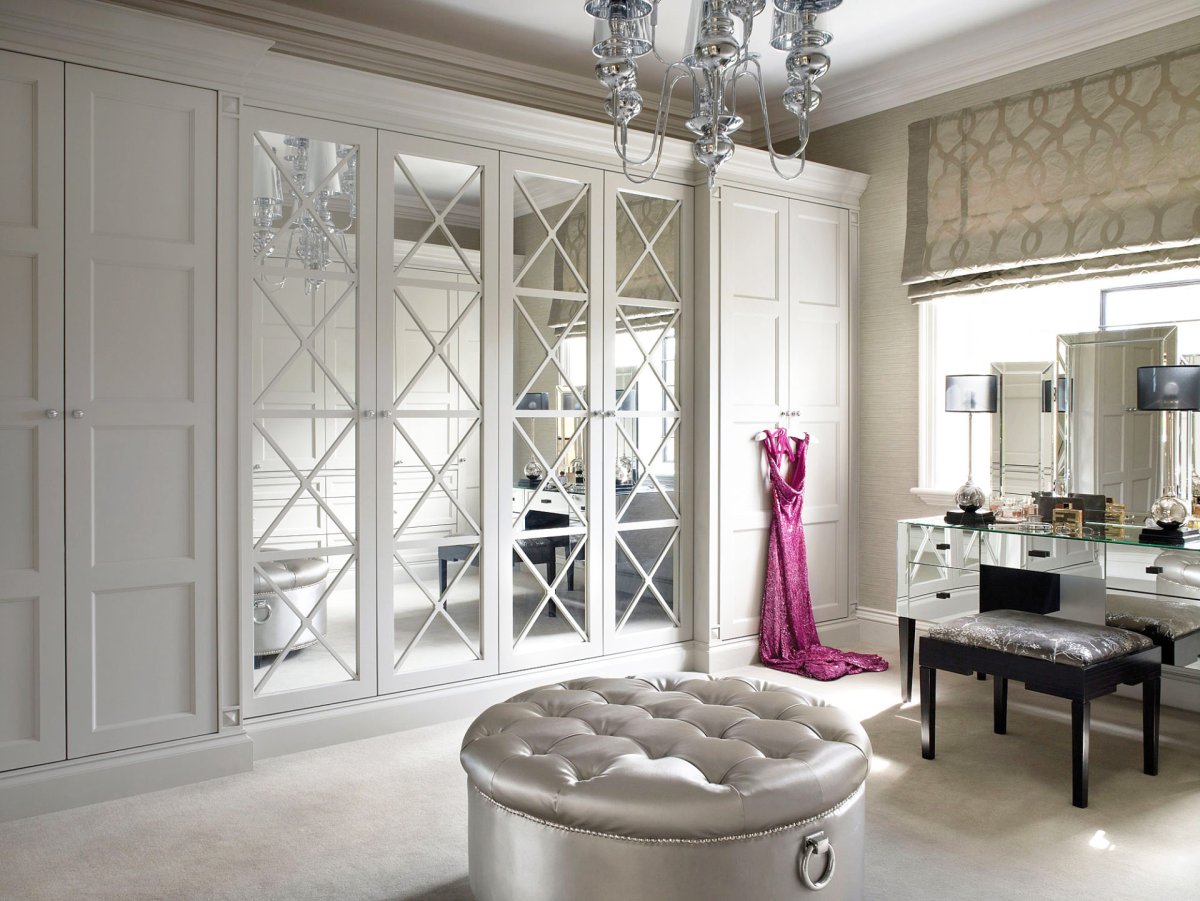 Шкаф белый с коричневым