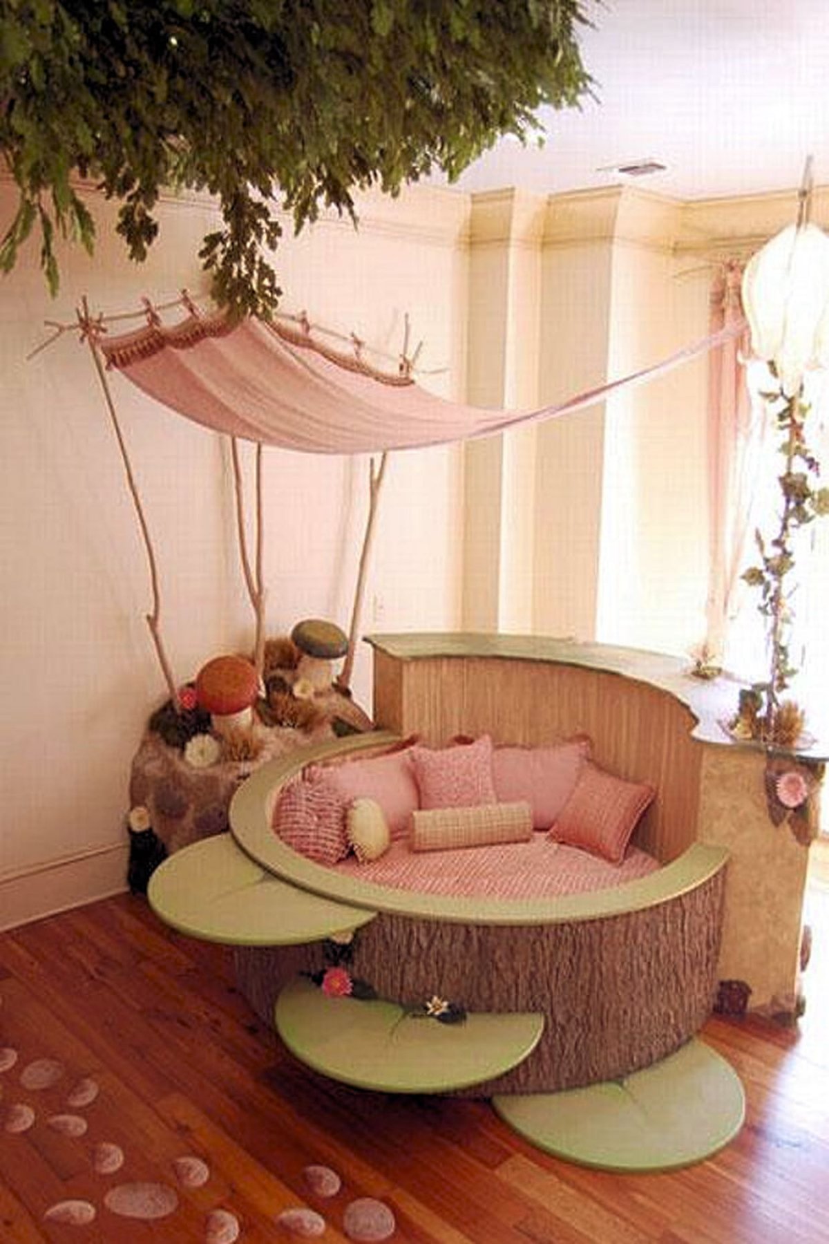 Кровать широкая красивая