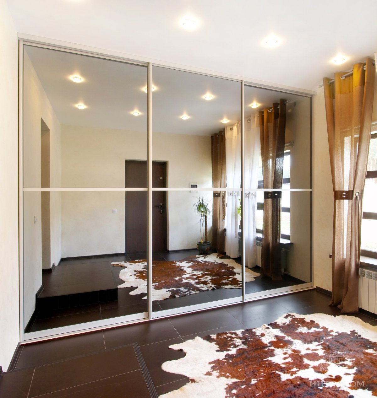 Зеркальный шкаф купе в гостиную