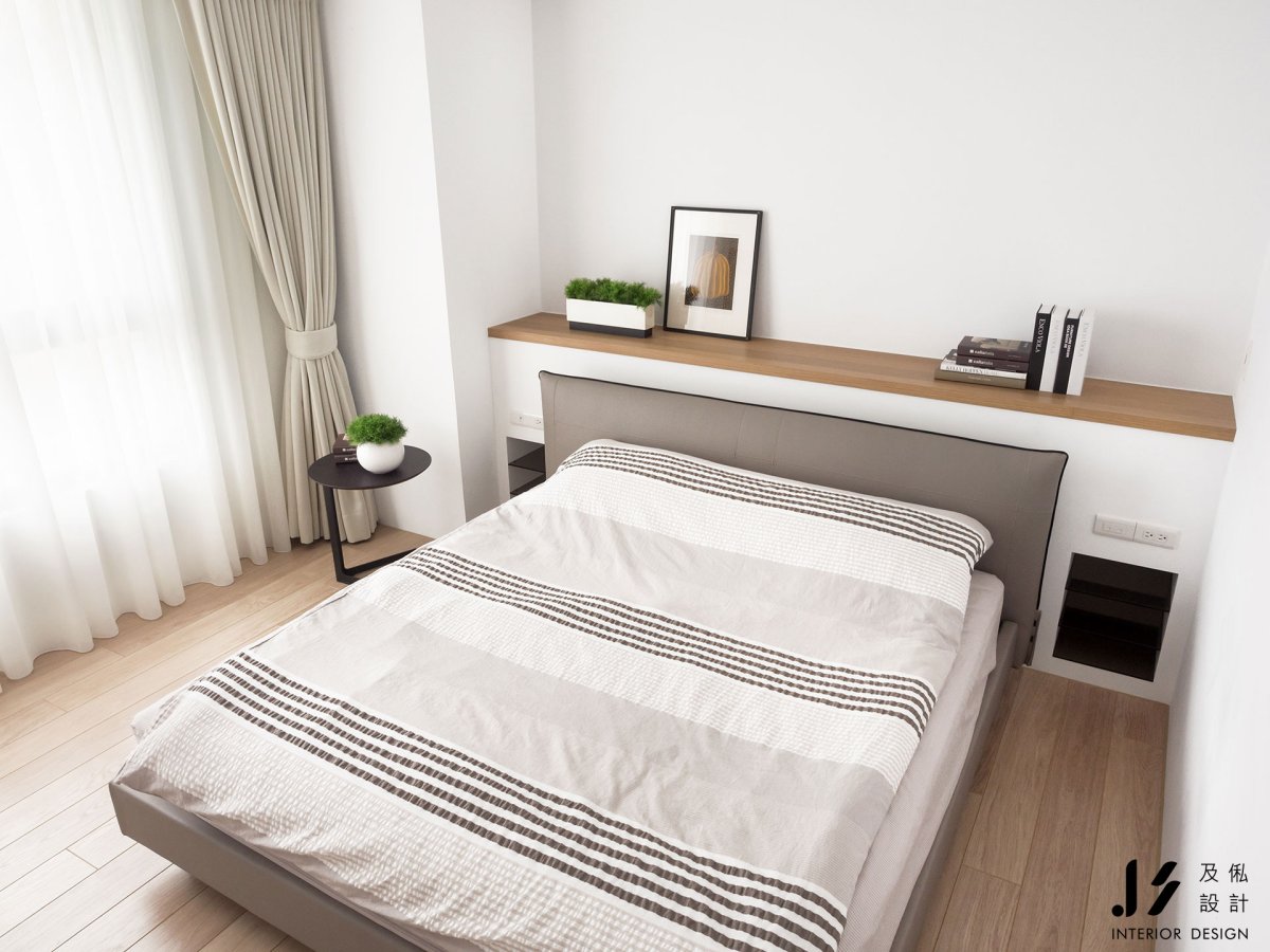 Полка за изголовьем кровати