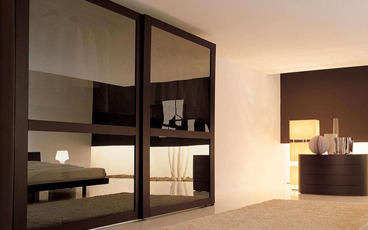 Встроенный шкаф в гостиной с темными зеркалами