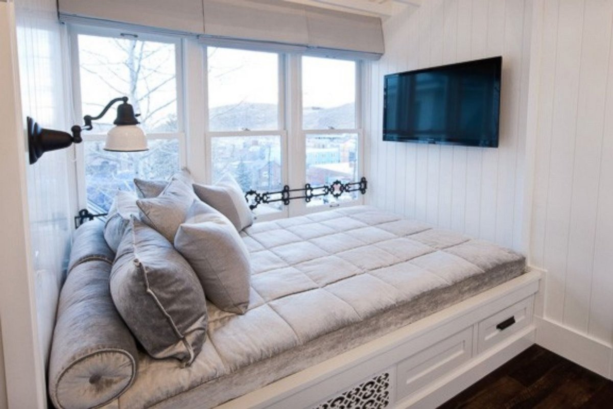 Кровать около окна