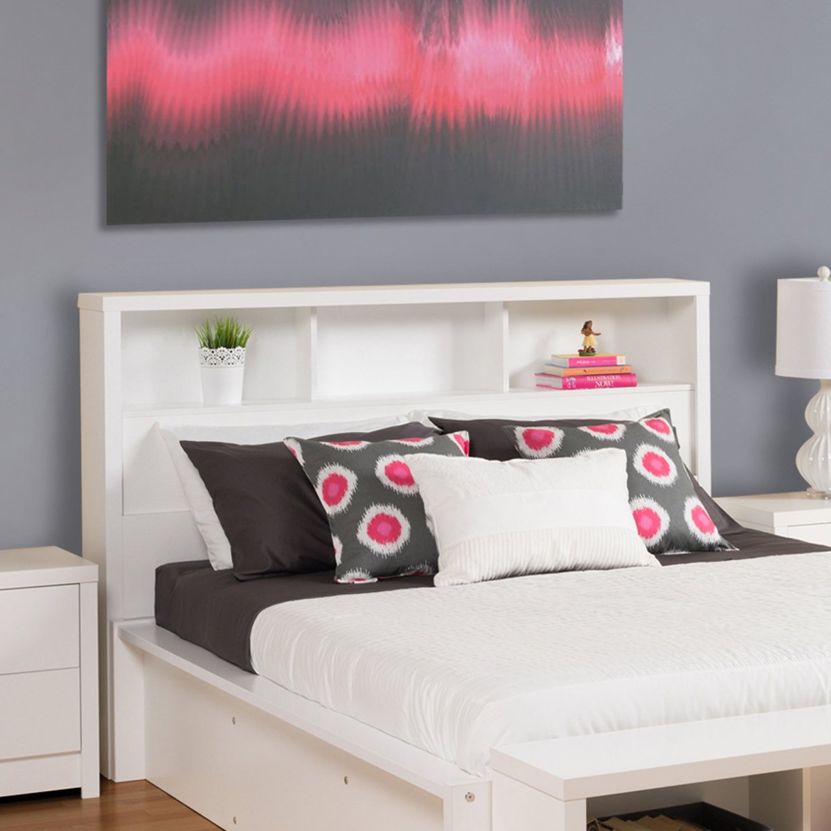 Кровать с полочками в изголовье