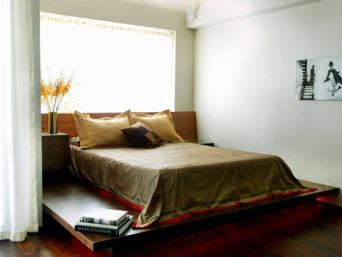 Двуспальная кровать подиум в маленькой спальне