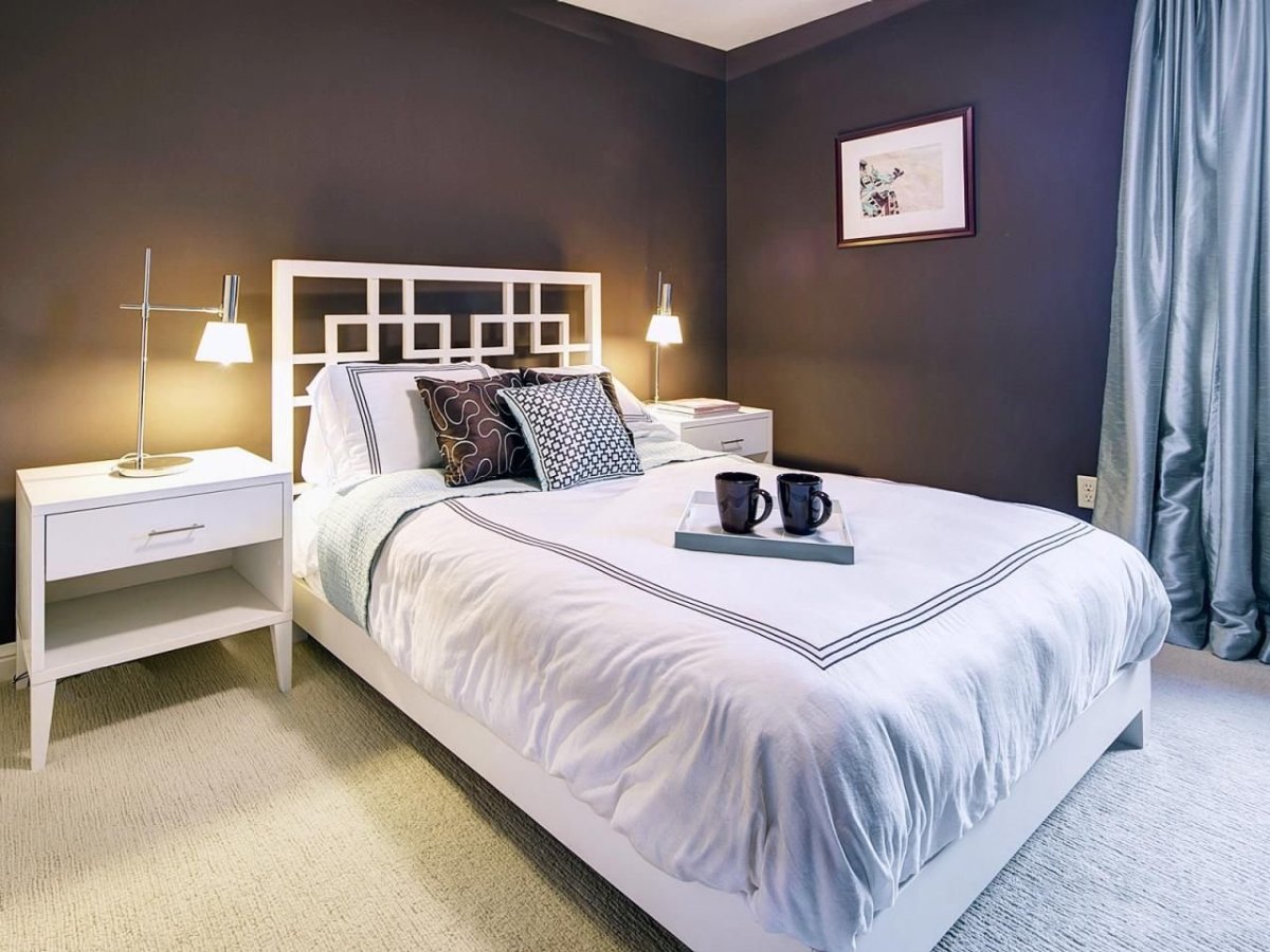 Черная стена у изголовья кровати