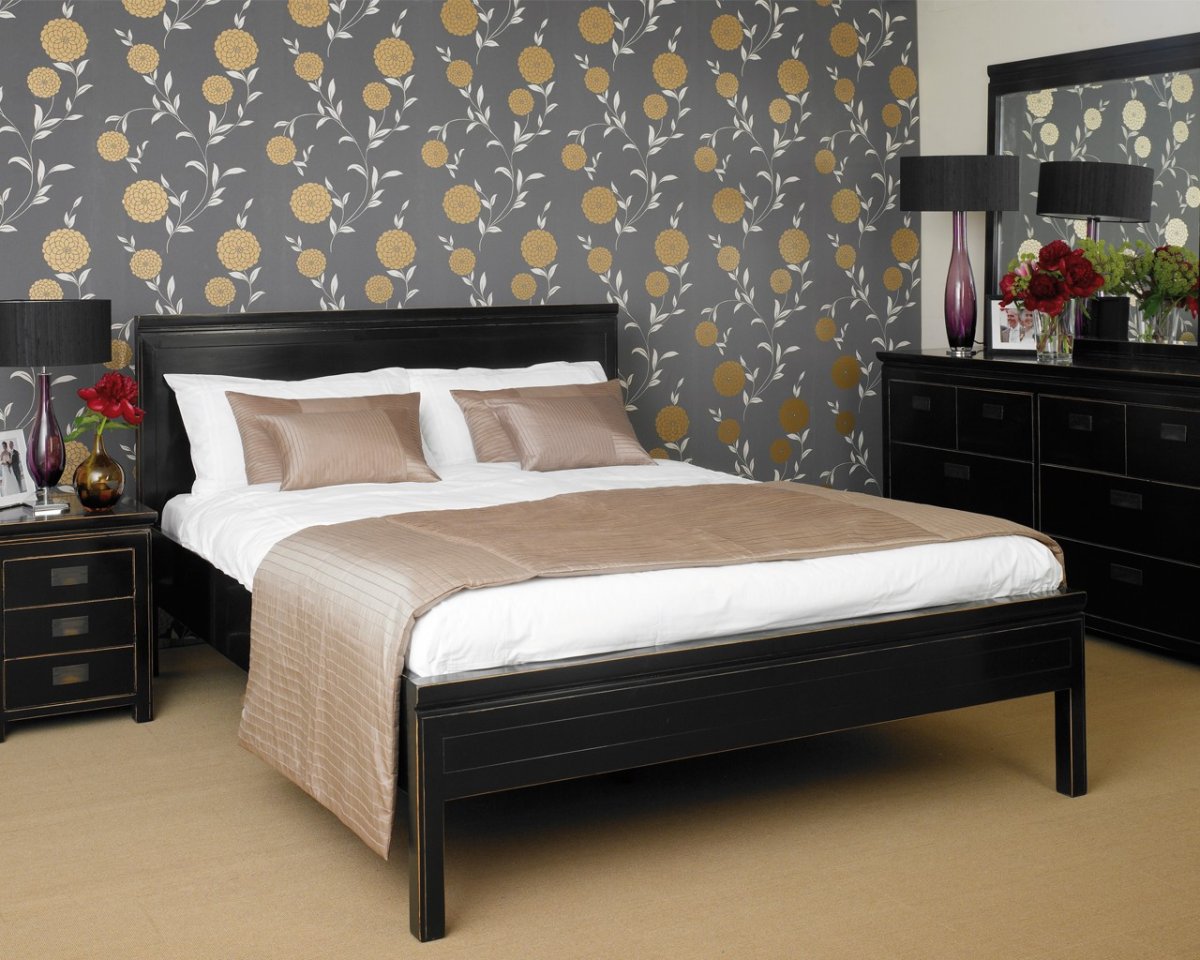 Черная стена в спальне