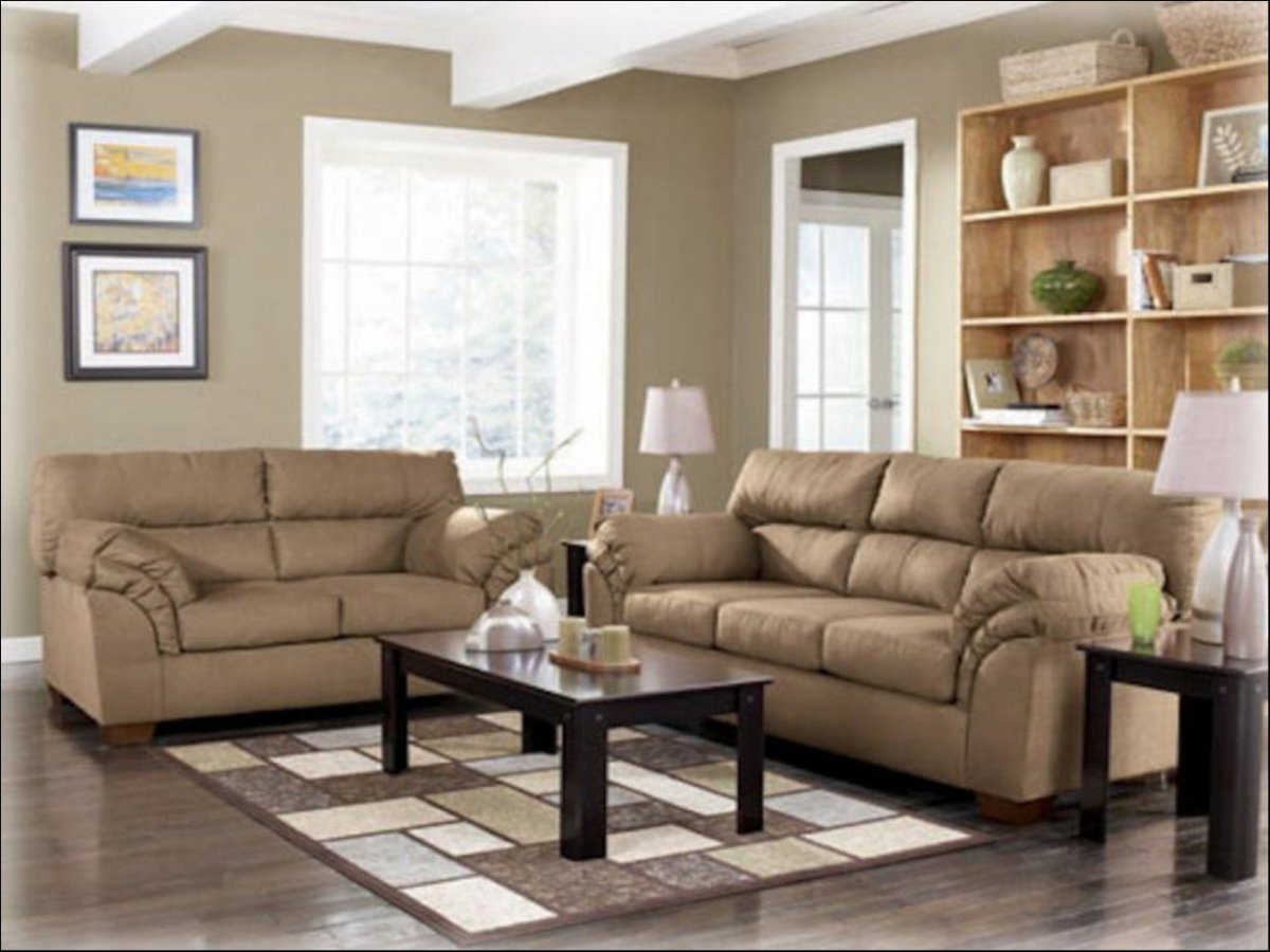 Бежевый диван в интерьере гостиной