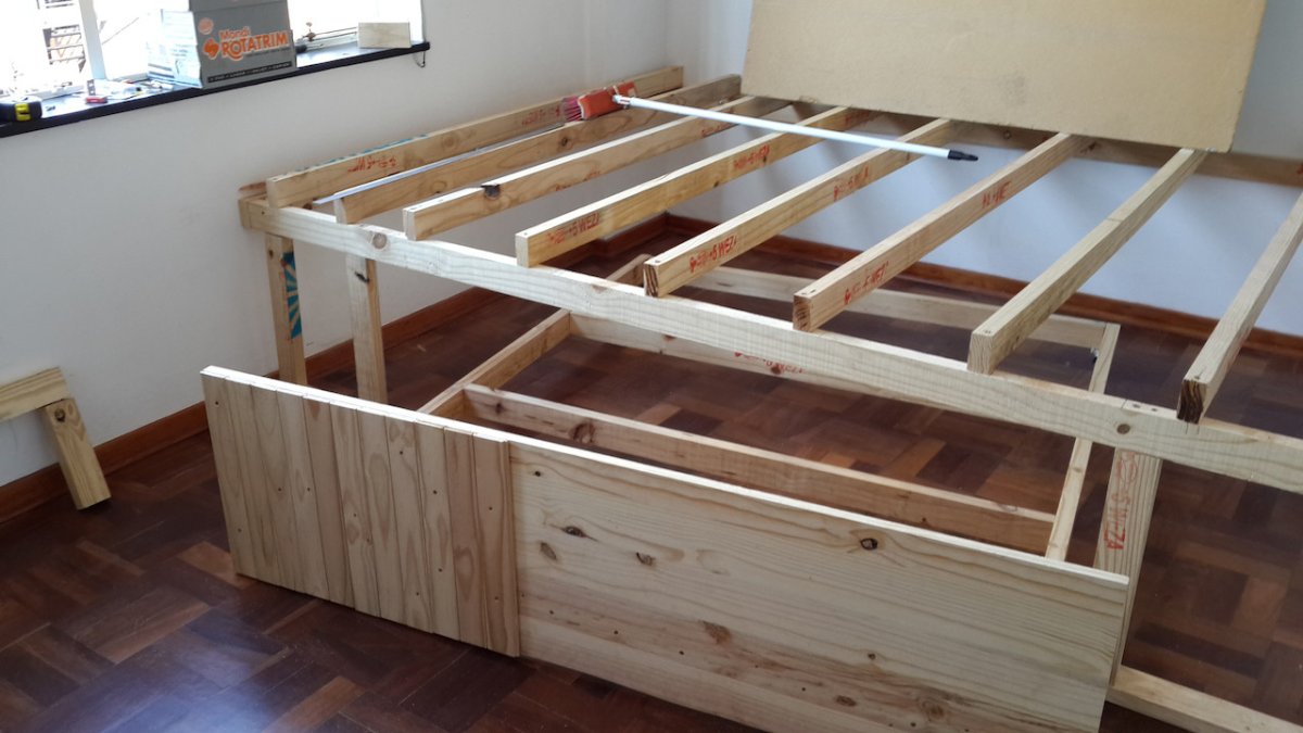 Кровать подиум в маленькой спальне