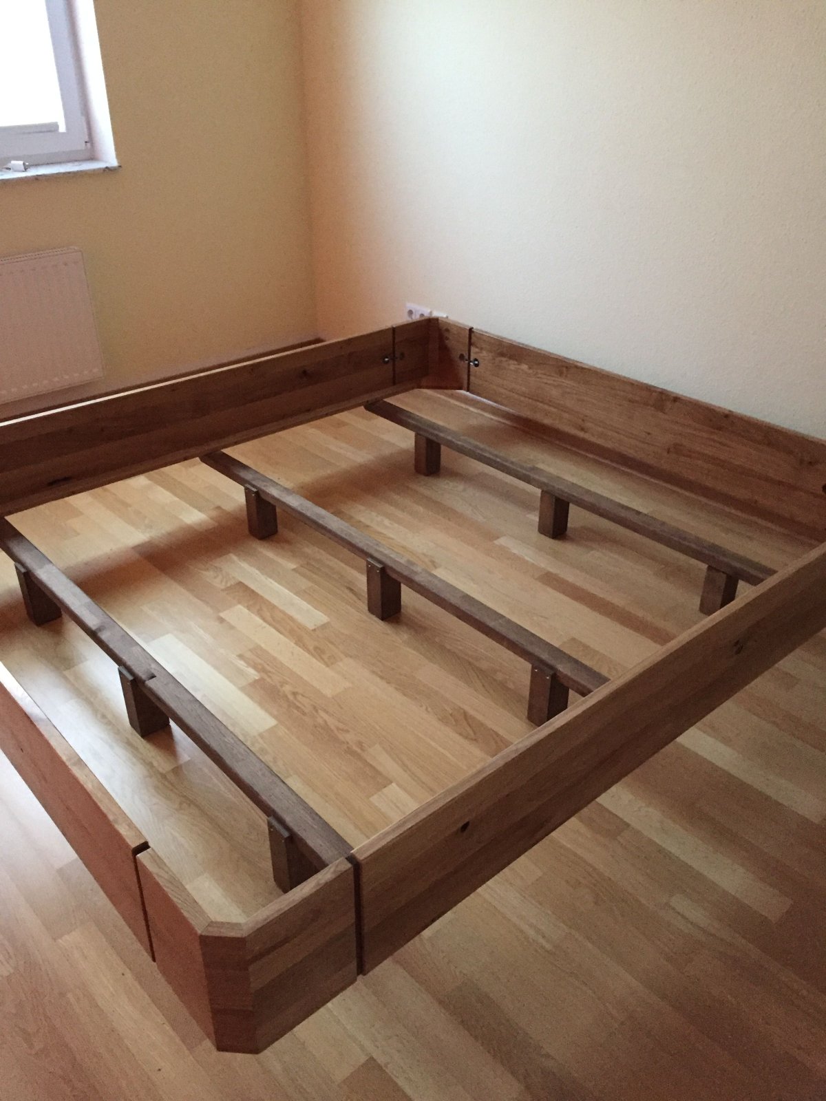 Кровать на подиуме в интерьере