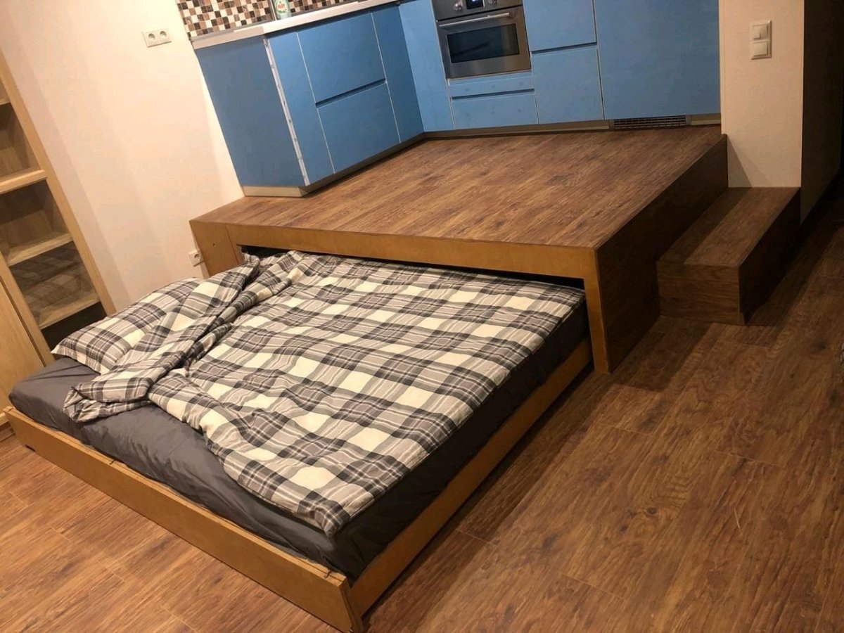 Кровать на деревянном подиуме