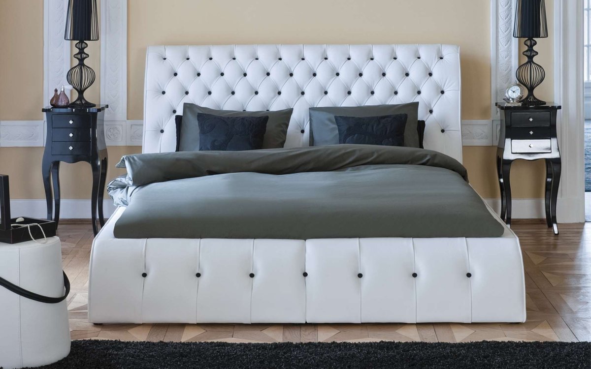 Кровать белая с пуговицами