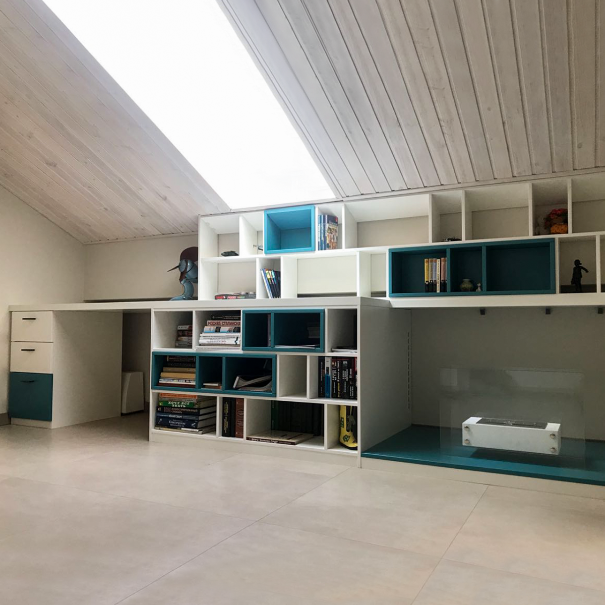 Перегородка полки на мансарде