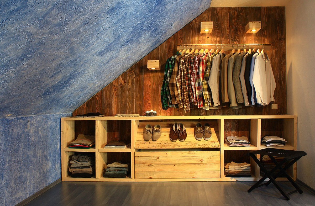 Стеллаж на мансарде