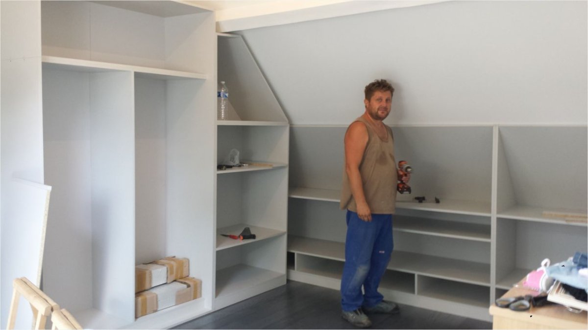 Встроенные стеллажи на мансарде