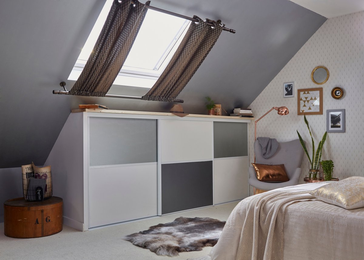 Книжный стеллаж под лестницей