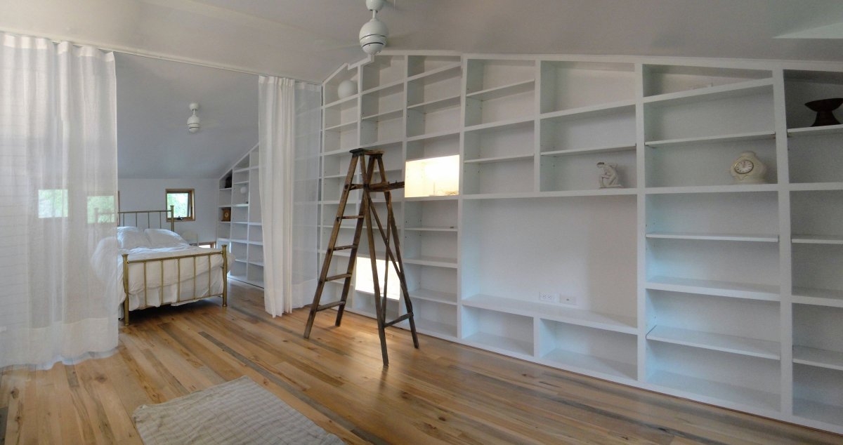 Встроенная мебель на мансарде