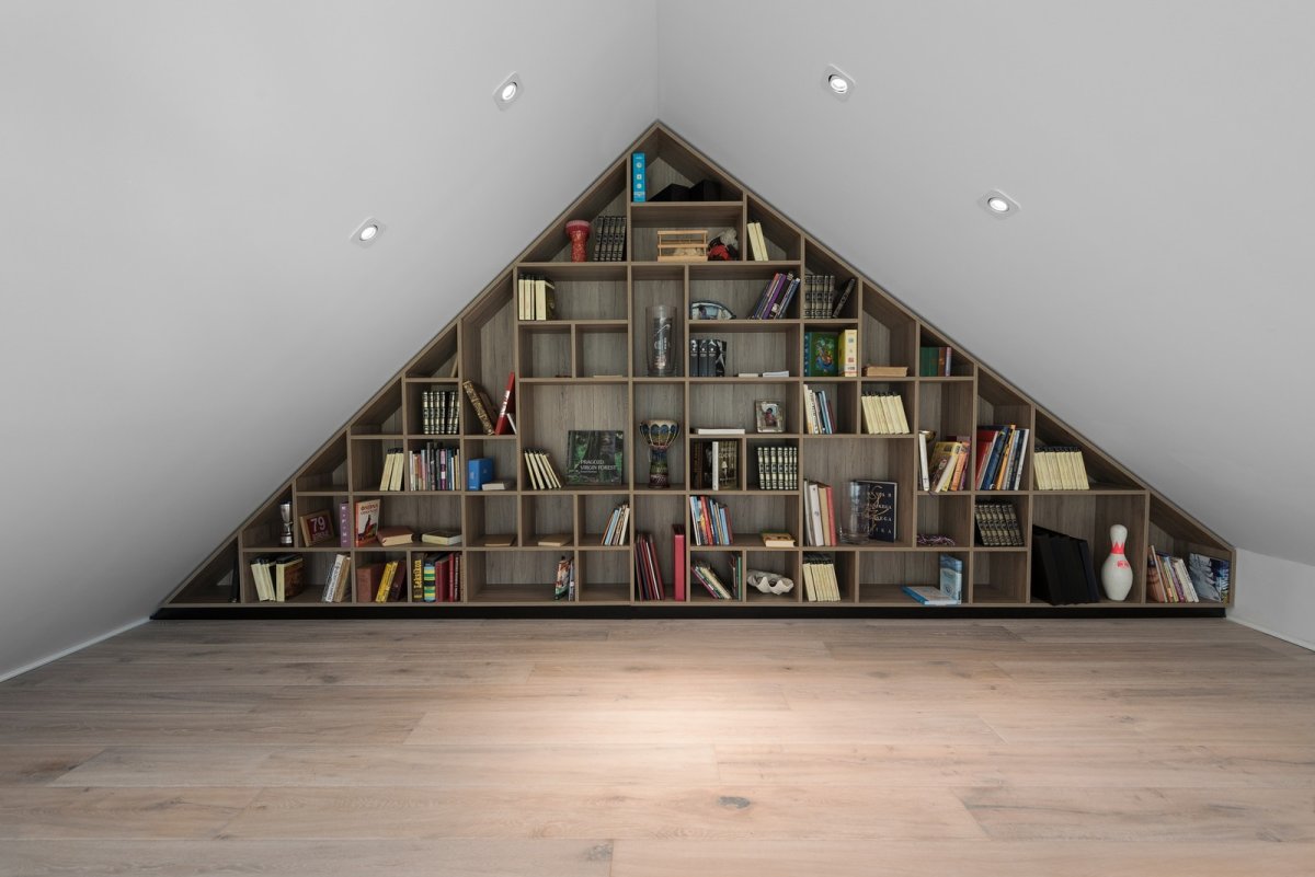 Книжные полки на мансарде