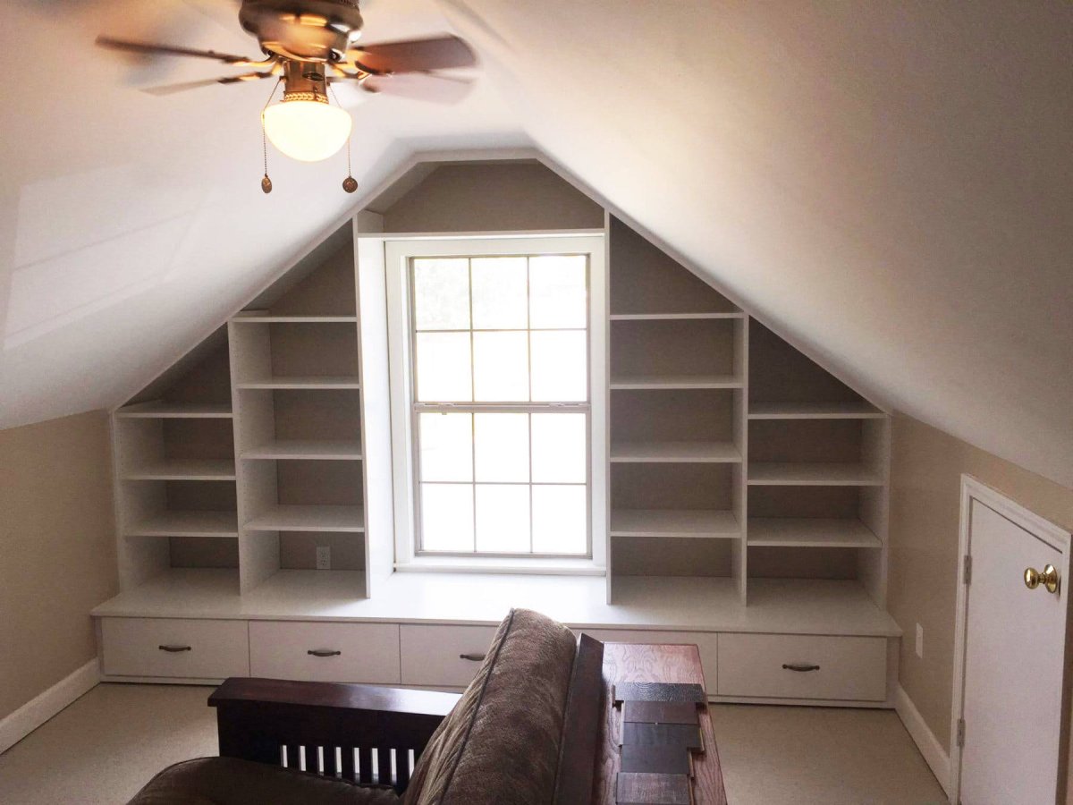 Домашняя библиотека на мансарде