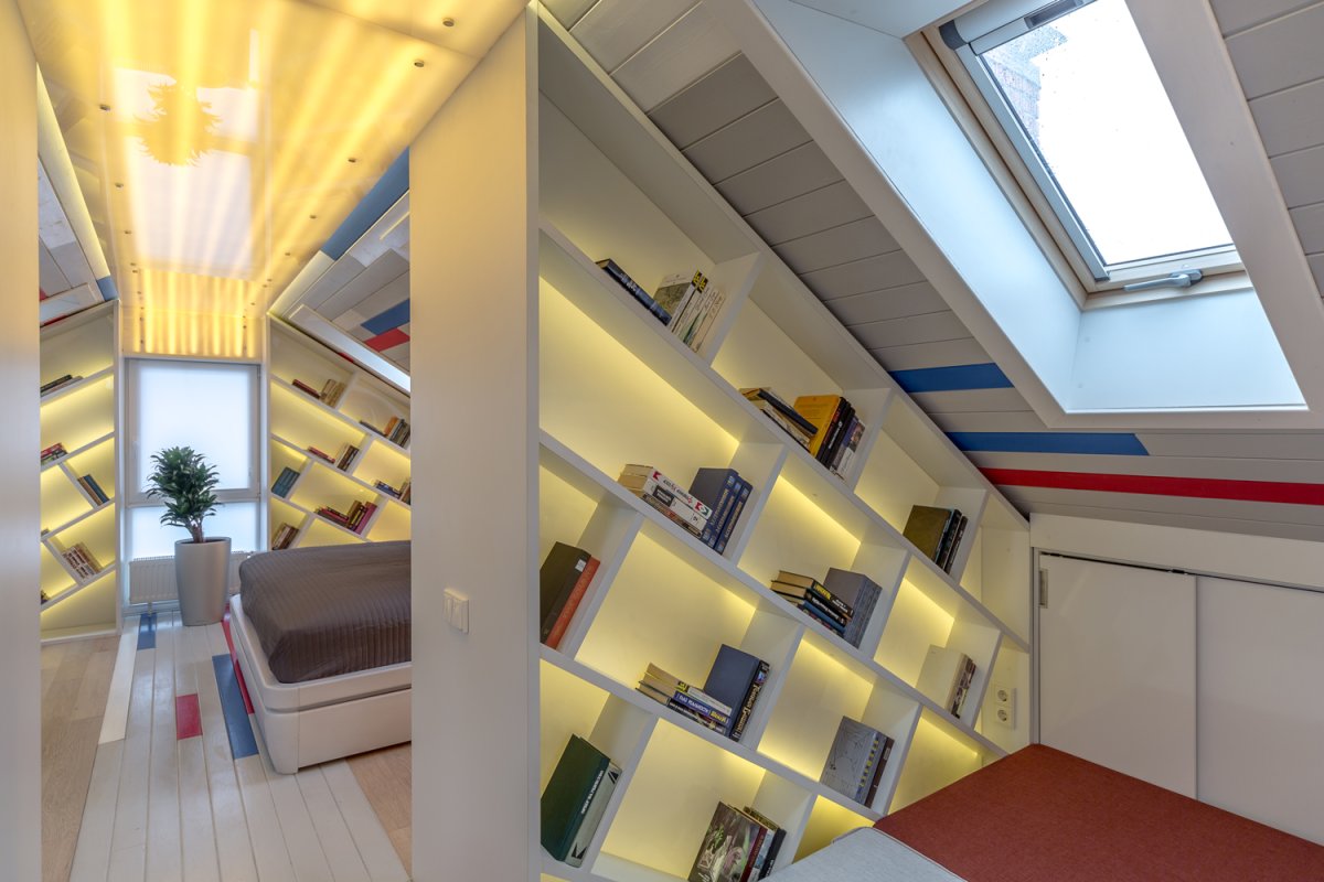 Шкаф для одежды в спальню на мансарде