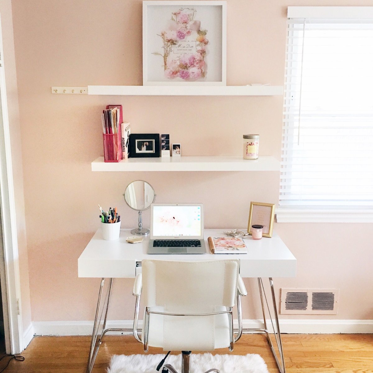 Компьютерный стол в нише