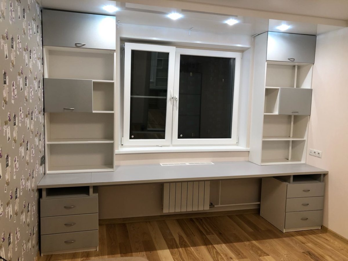 Шкаф у окна со столом