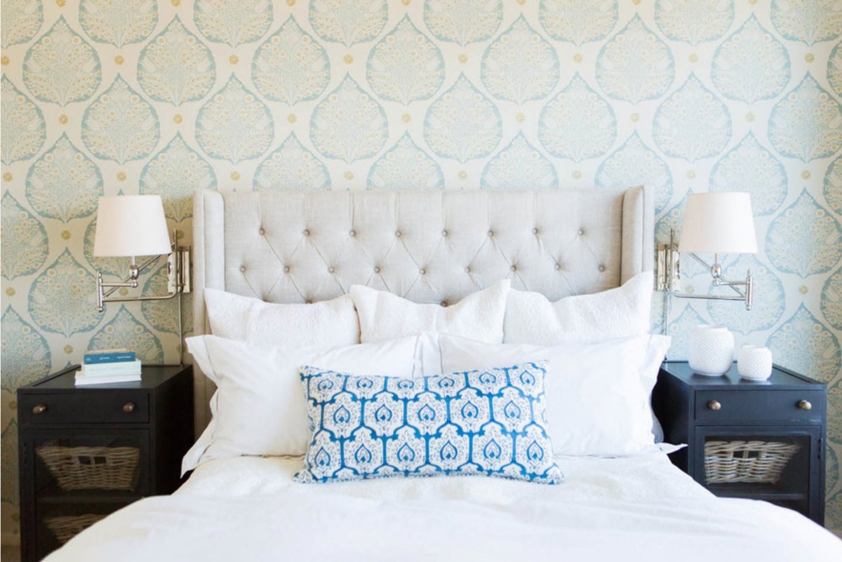 Обои над изголовьем кровати