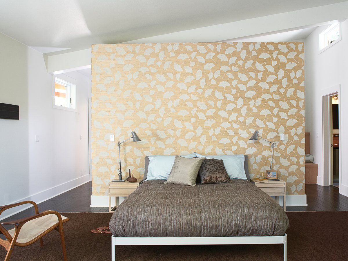 Кровать обклеить обоями