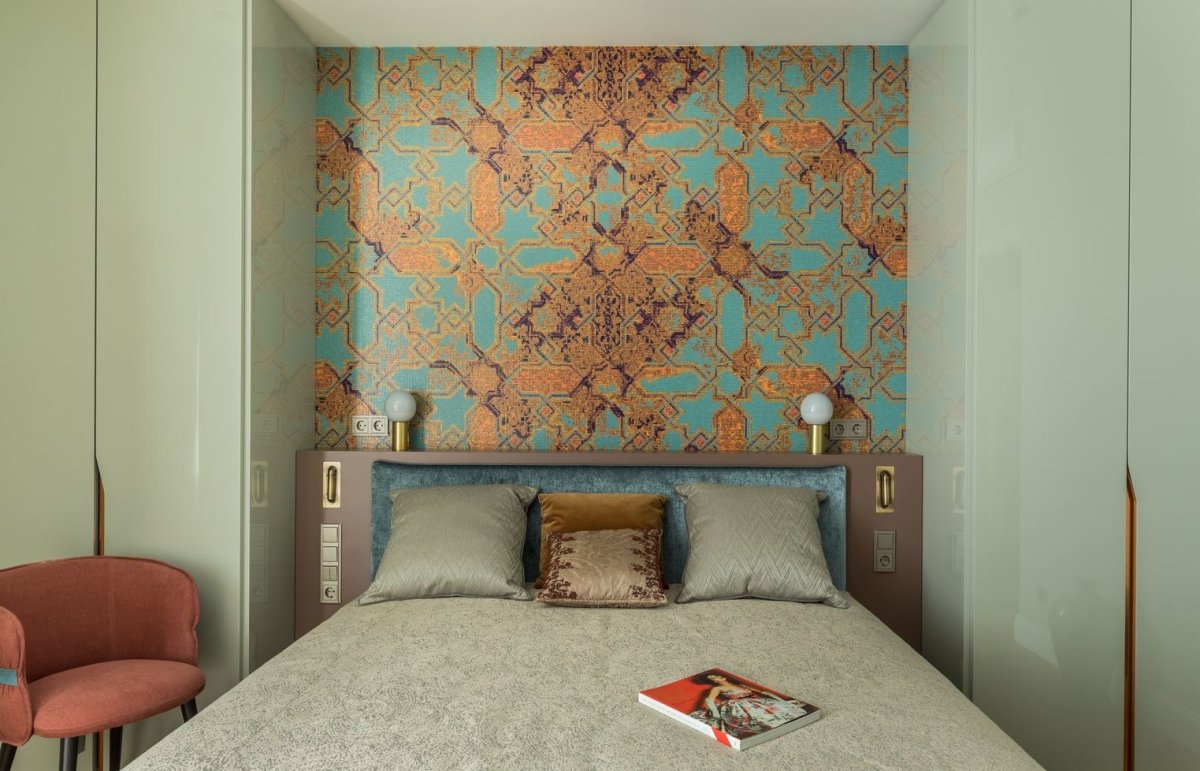 Яркие обои в изголовье кровати в спальне