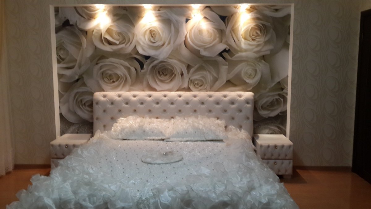 Цветы у изголовья кровати