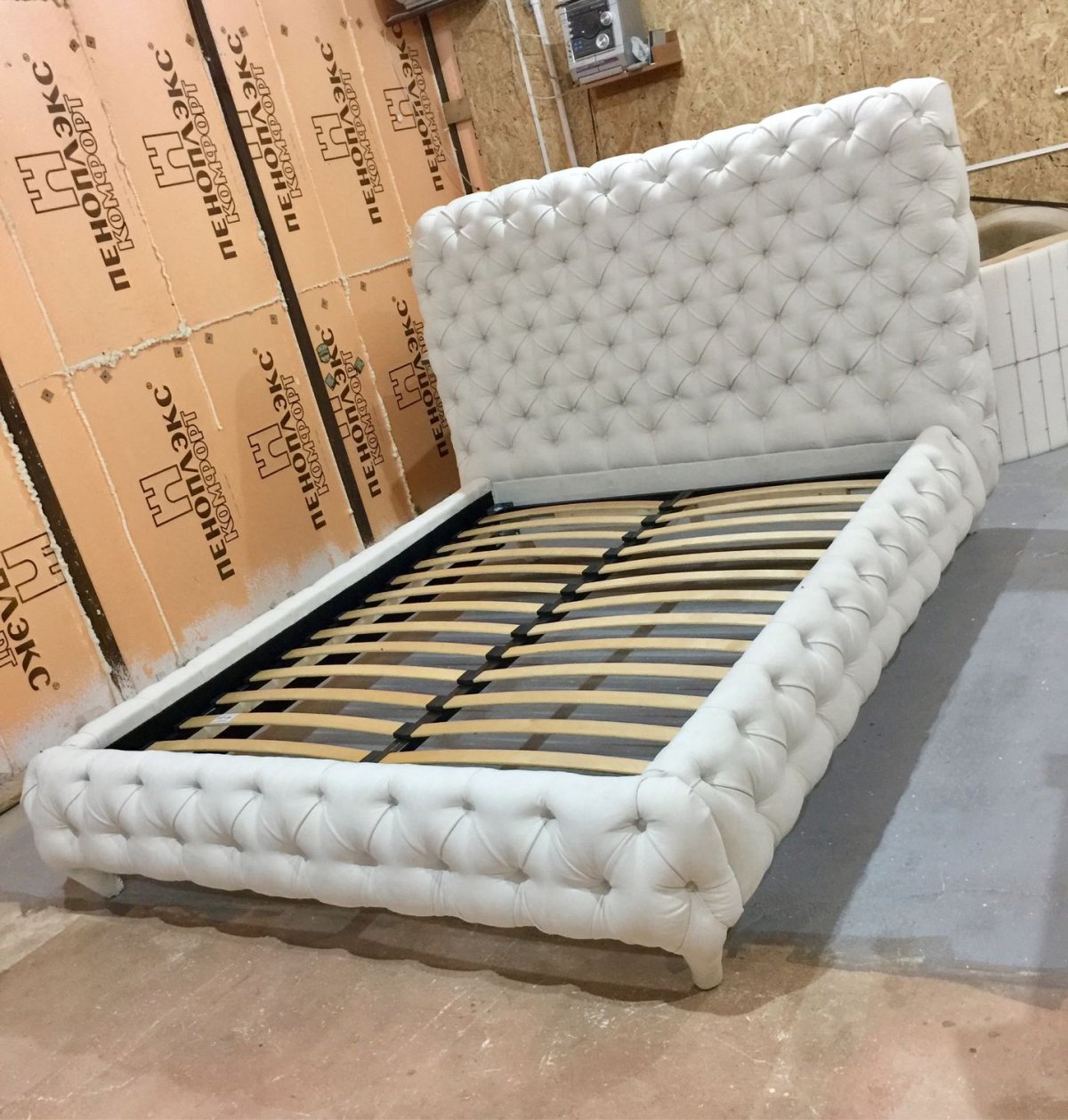 Кровать Виктория с каретной стяжкой квартет