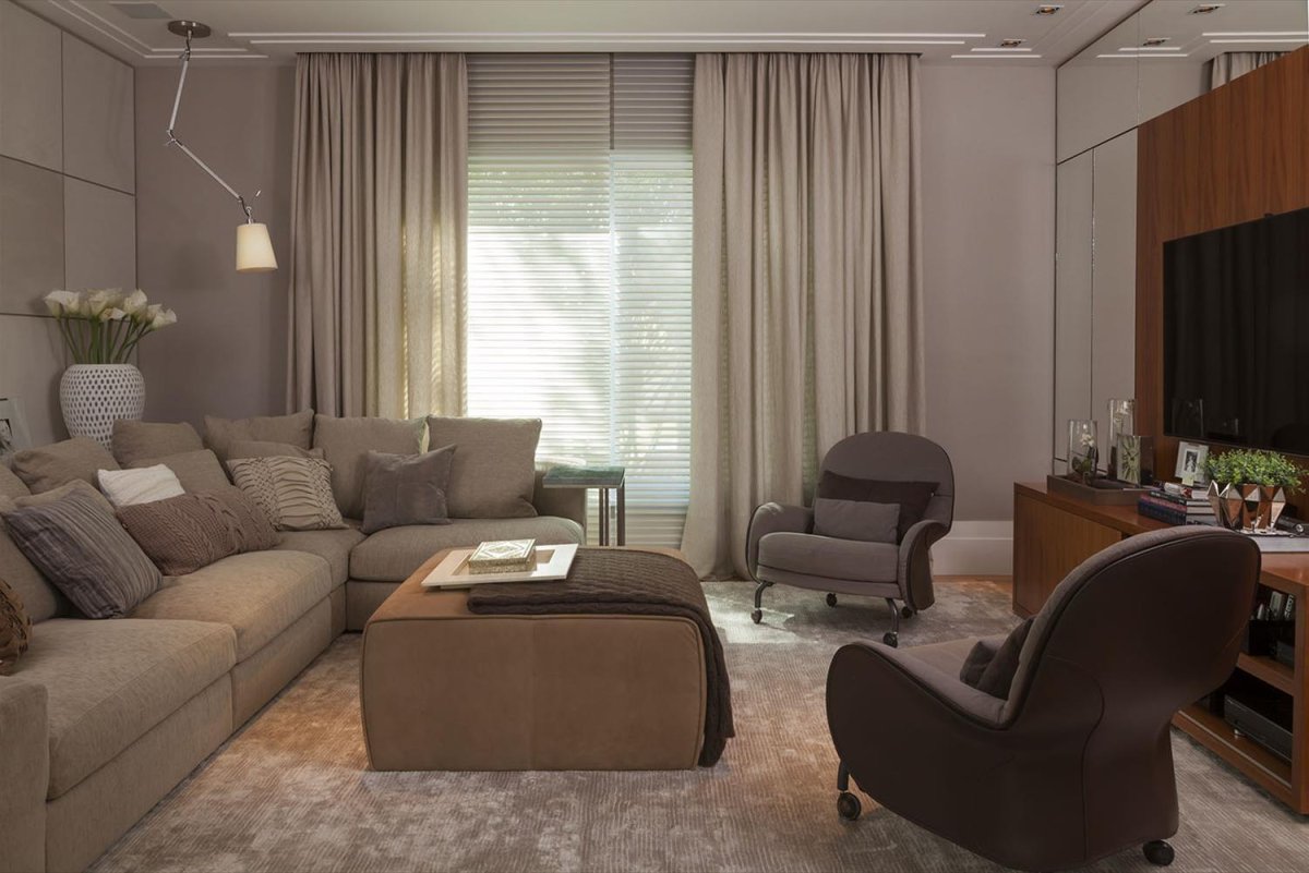 Шторы к коричневому дивану