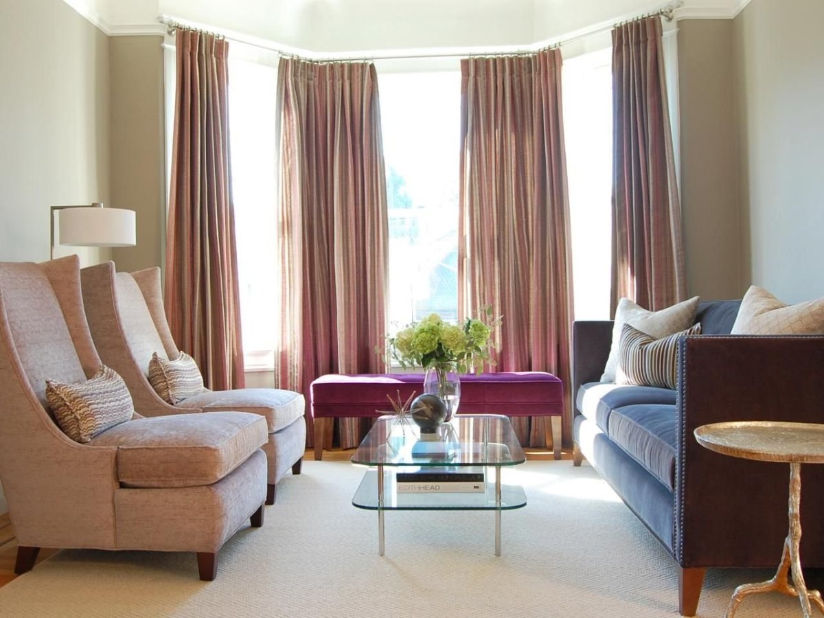 Темно коричневый диван в интерьере