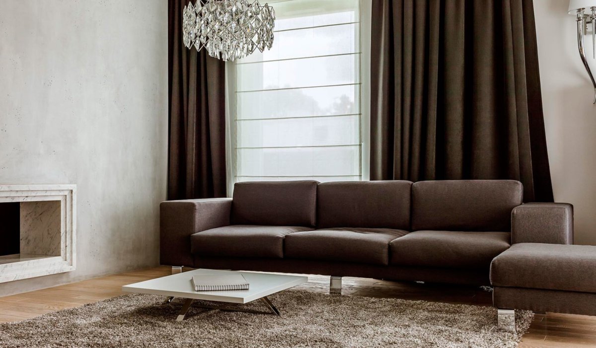 Коричневый диван в гостиной