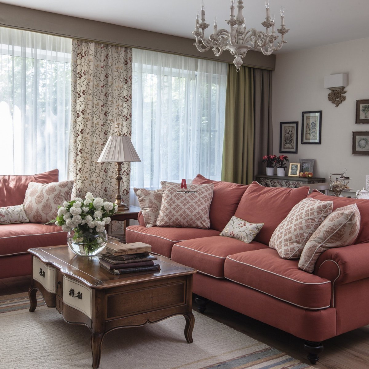 Гостиная с эркерным окном