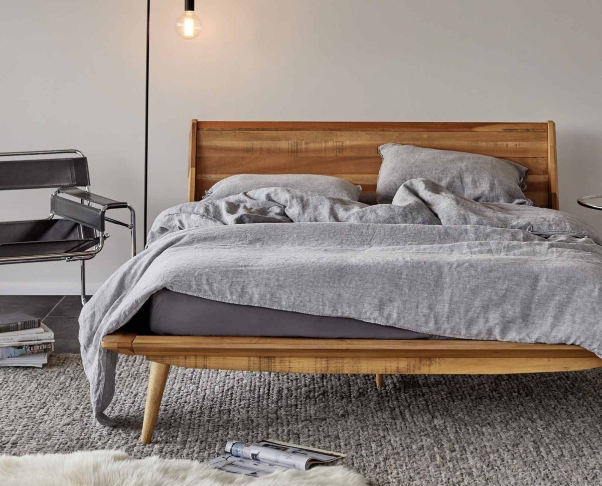 Кровать деревянная двуспальная в скандинавском стиле