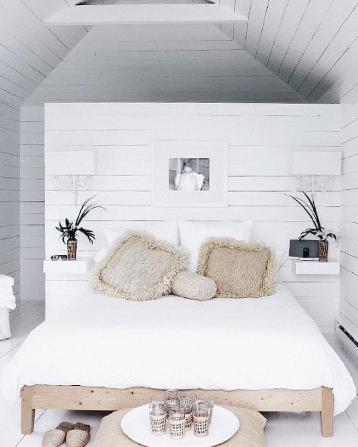 Односпальная кровать в скандинавском стиле