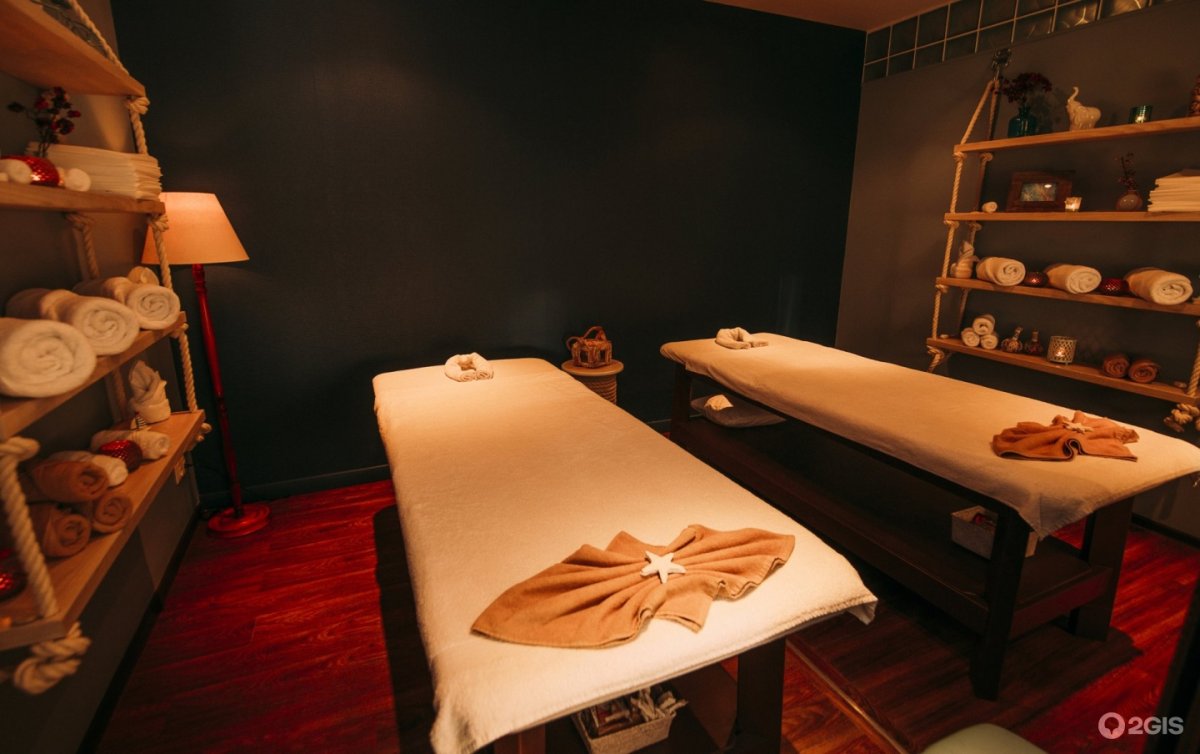 Стеллаж в кабинет косметолога