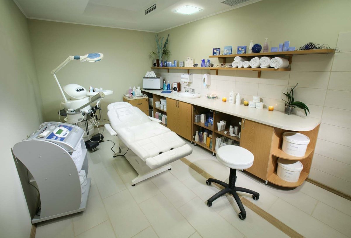 Полки в косметологическом кабинете